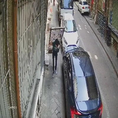Bunu da gördük! Kapıyı sırtlayıp çaldı