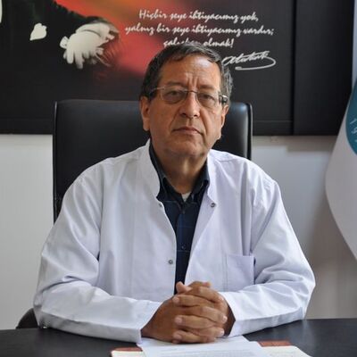 Tehdit edilen doktor evinin önünde bıçaklandı