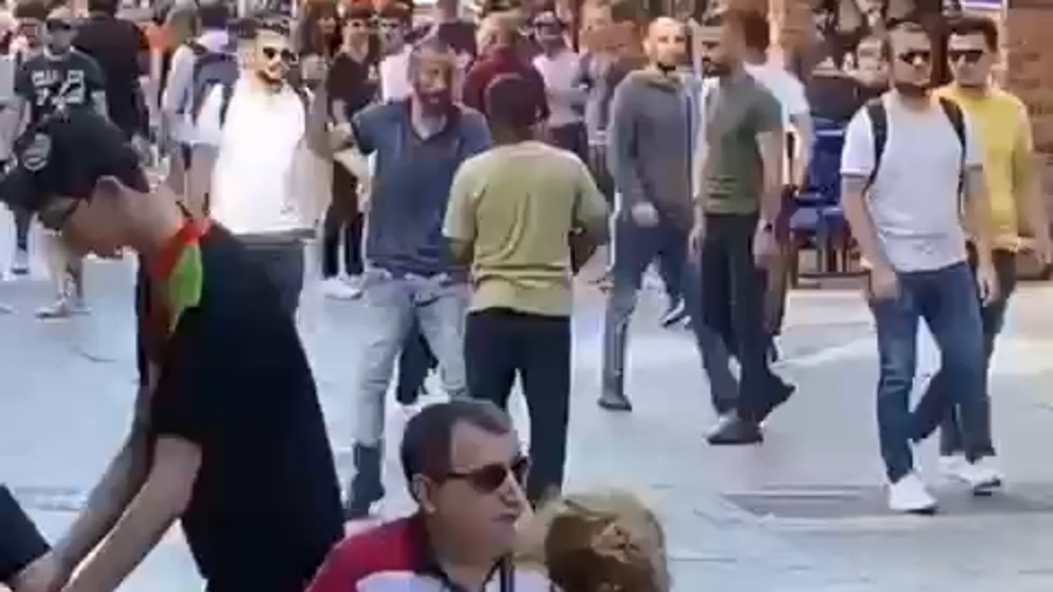 Kadıköy'de yaşandı! Yoldan geçenleri satırla tehdit etti