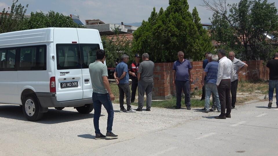 18 yaşındaki karısına kurşun yağdırdı!