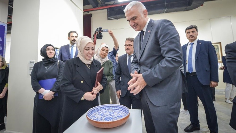 Bakan Ersoy ödülleri verdi