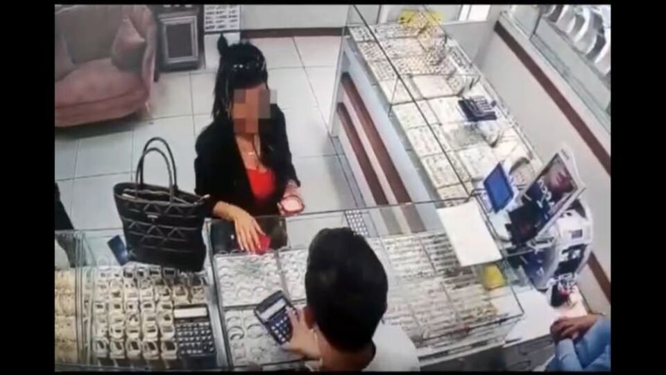 Kendilerini kamu görevlisi olarak tanıtıp dolandırdılar