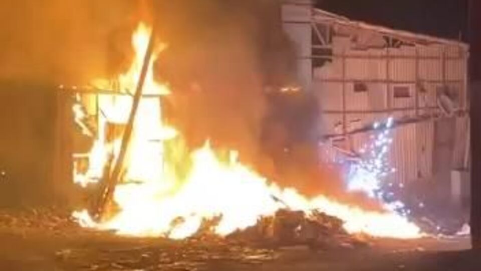 Plastik geri dönüşüm atölyesi alev alev yandı