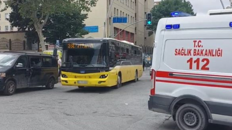 İki çocuğa çarpan İETT otobüsünün şoförü kaçtı