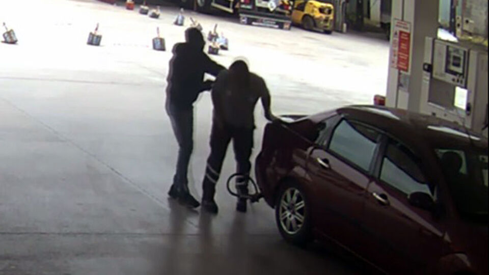 Akaryakıt istasyonuna gitti! Oyuncak tabancayla soygun!