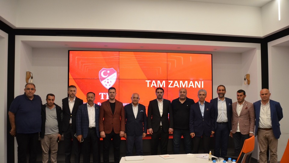 Büyükekşi, alt lig kulüpleriyle görüştü