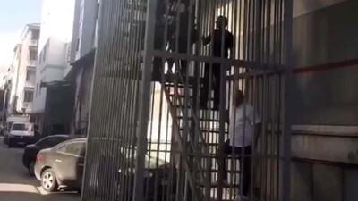 Alevlerden kaçarken yangın merdiveninde mahsur kaldılar!