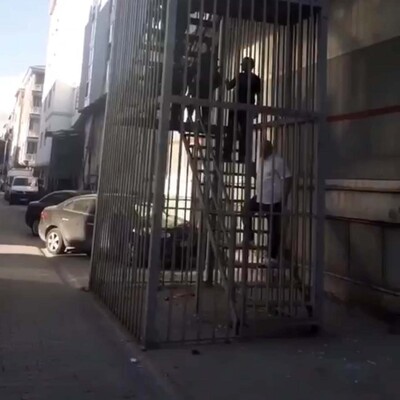 Alevlerden kaçarken yangın merdiveninde mahsur kaldılar!