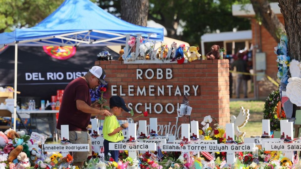 Texas'taki okul saldırısında yaralanan öğretmen, saldırgana 77 dakika sonra müdahale eden polisi 'korkaklıkla' suçladı