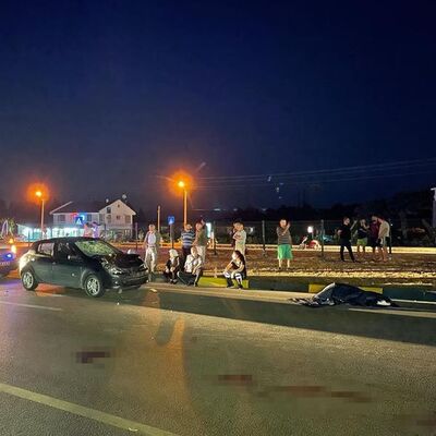 Yaşlı çift yolun karşısına geçecekti!