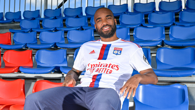 Lacazette geri döndü!