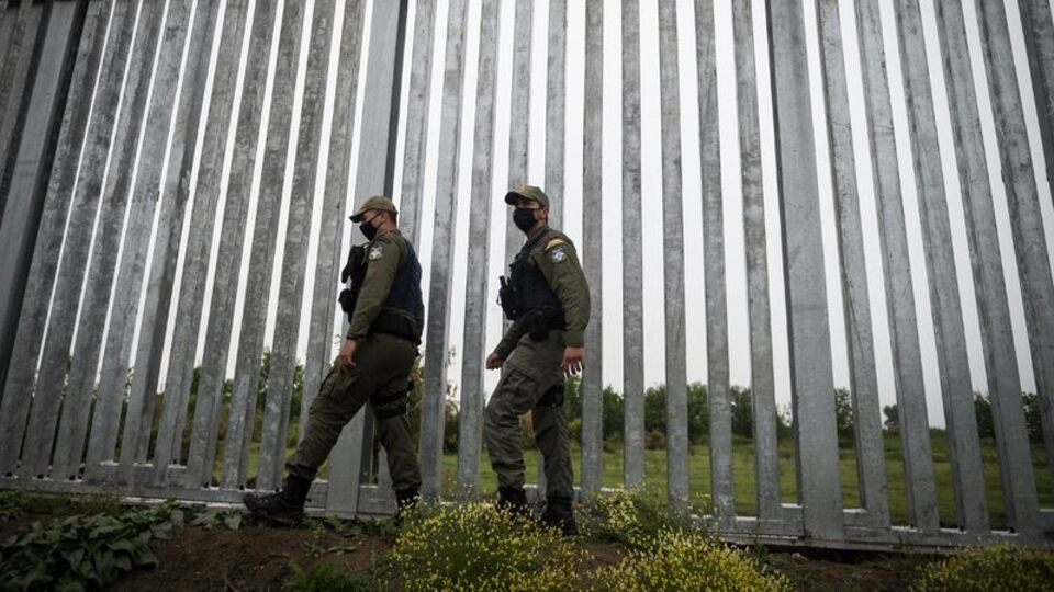 Duvardan sonra şimdi de asker: Yunanistan'dan göçmen önlemi