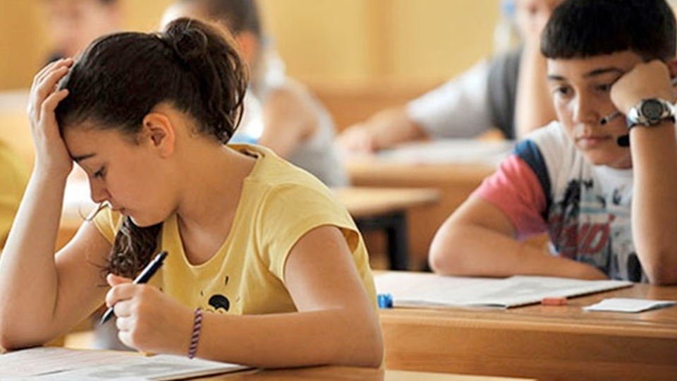 Lisede ortalama 50 üstü olursa sınıf geçilir mi?