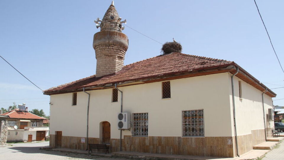 Tarihi caminin çatısı leyleklere yuva oldu