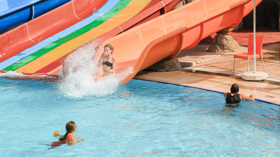 Havuzda yüzerken dikkat! Bulantı, kusma ve ishal...