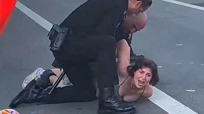 Biden'ı protesto eden kişiye sert müdahale