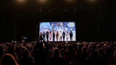 Seyircilerle açık havada buluştu