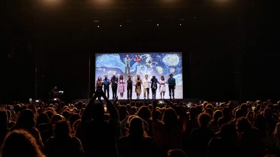 Seyircilerle açık havada buluştu