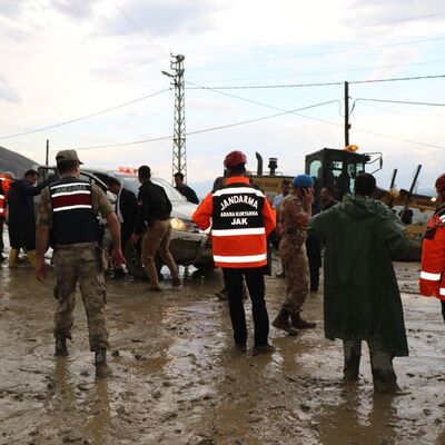 Erzincan’da sağanak sele dönüştü