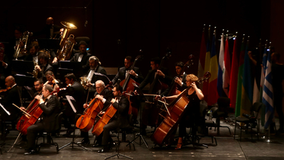 65'in üzerinde solist ve topluluk