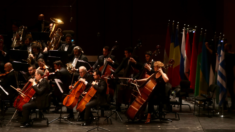 65'in üzerinde solist ve topluluk