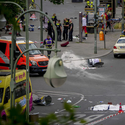 Berlin'de araç kalabalığın arasına dalmıştı: "Çılgına dönmüş"