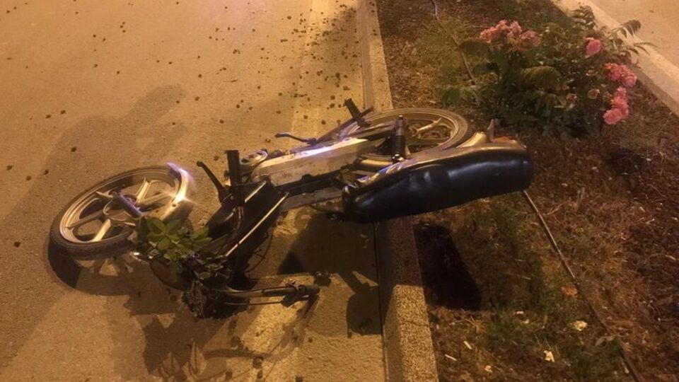 Motosiklet refüje çarptı, sürücü öldü