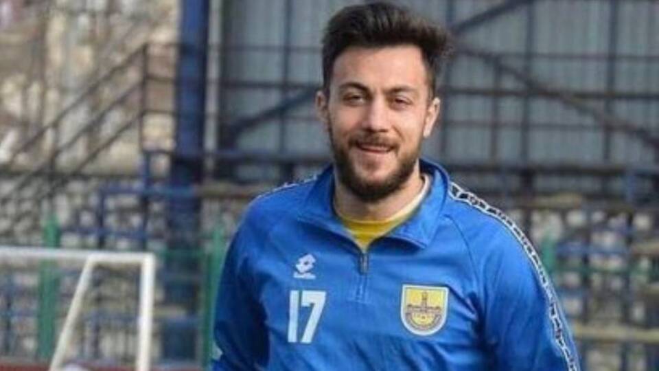 Genç futbolcu kalbine yenildi