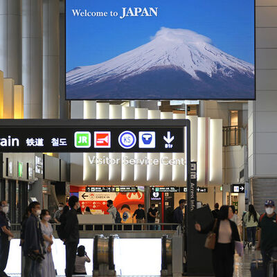 Yabancı turistlere sınır kapılarını 2 yıl sonra açtı!