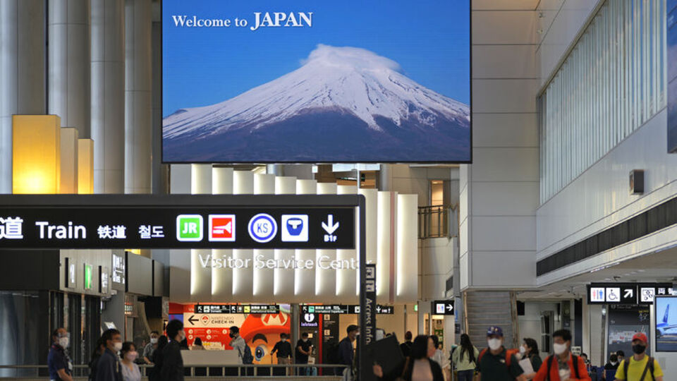 Yabancı turistlere sınır kapılarını 2 yıl sonra açtı!