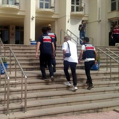 Pes dedirten senaryo! Silah ruhsatı için aracına ateş etti