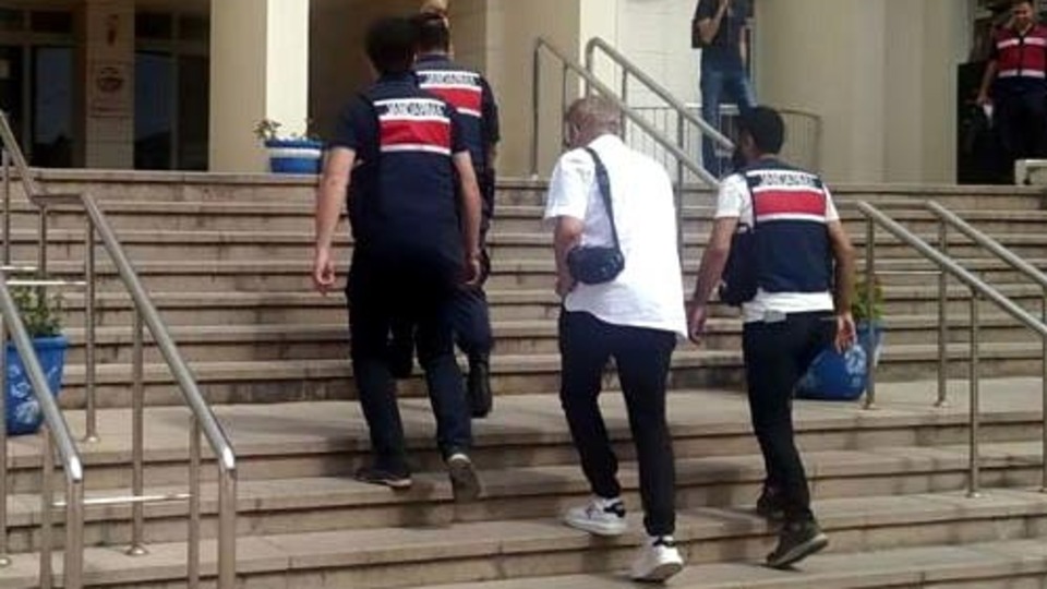 Pes dedirten senaryo! Silah ruhsatı için aracına ateş etti