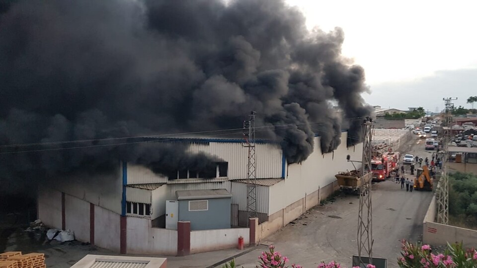 Antrepo yangını iki gün sonra kontrol altında!