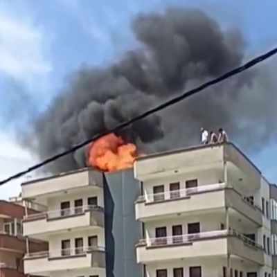 Binada çıkan yangında çatıda mahsur kaldılar!