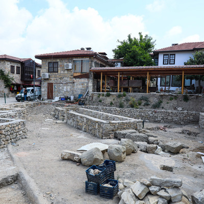 Yıkılan kaçak yapıların altından tarih çıktı