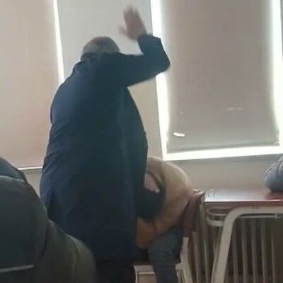 O anlar kamerada! Öğretmen şiddeti!