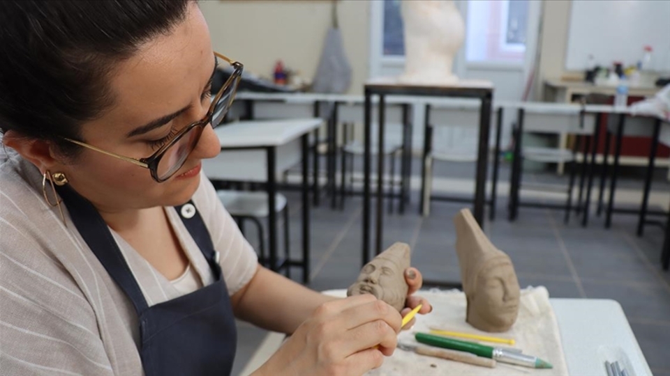 Nemrut Dağı'ndaki heykellerin figürlerinden yaptılar