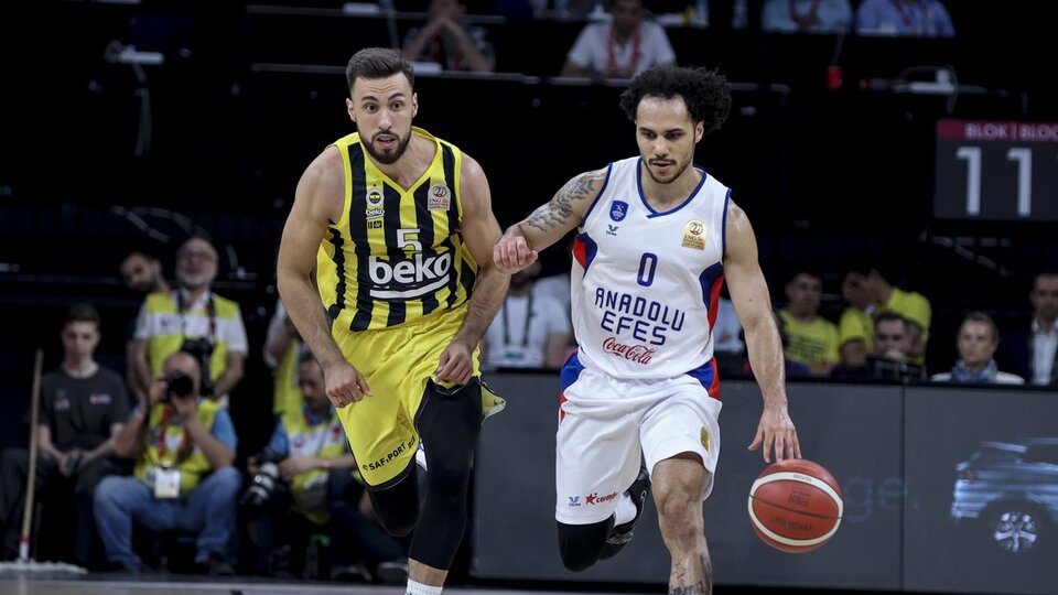 Anadolu Efes, seriyi 2-1 yaptı!