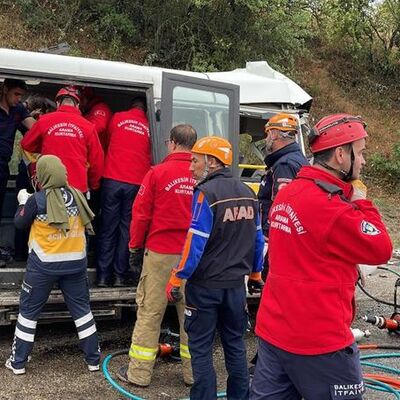 Balıkesir'de katliam gibi kaza: 7 ölü, 11 yaralı