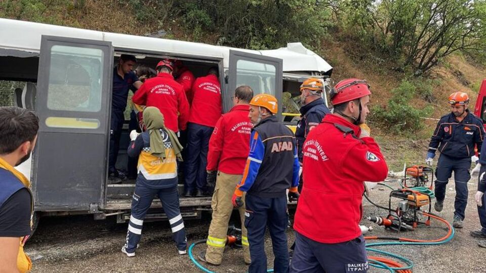 Balıkesir'de katliam gibi kaza: 7 ölü, 11 yaralı