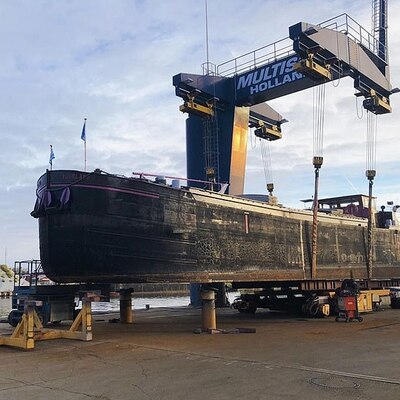 Eski yük gemisi yüzen ev oldu! Siz bir de son halini görün...