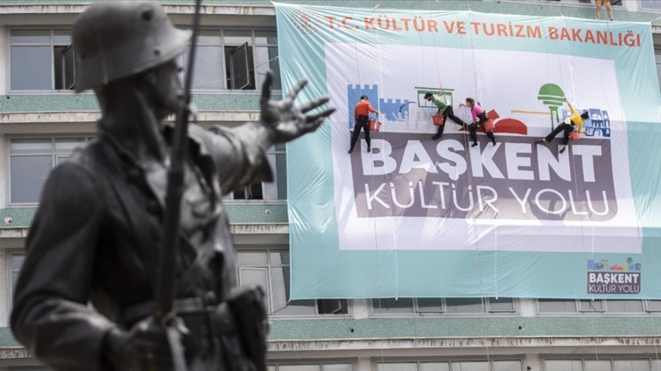 Ressamların yüksek rakımda dansı