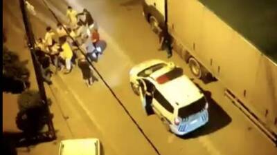 Eşine şiddet uygulayan kocayı linçten polis kurtardı