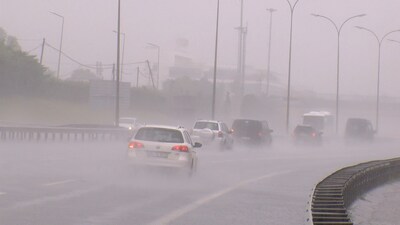 İstanbul yağmura teslim! Yollar göle döndü