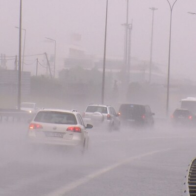 İstanbul yağmura teslim! Yollar göle döndü
