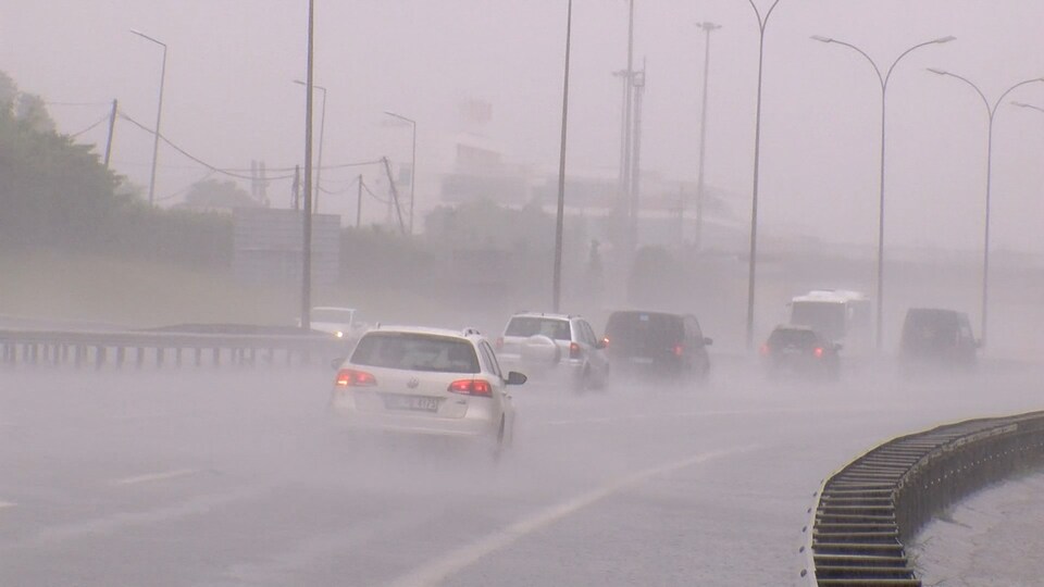 İstanbul yağmura teslim! Yollar göle döndü
