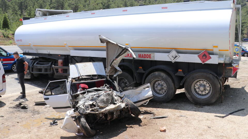 Ölüm karşı şeritten geldi: Aynı aileden 3 kişi