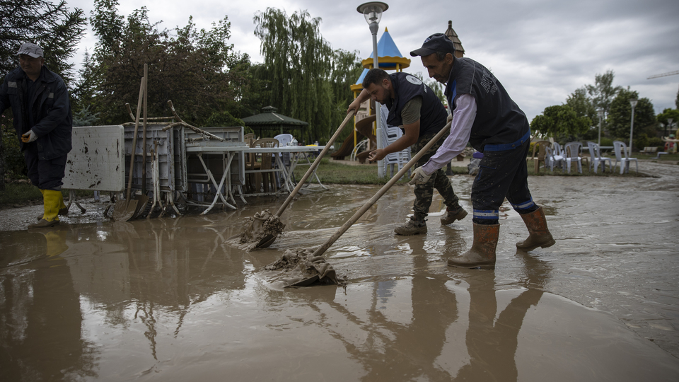 Ankara'da sel! Temizlik ve tahliye çalışmaları sürüyor