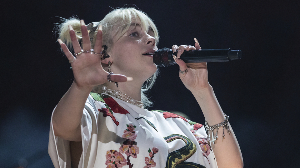 Hayranları fenalaşınca konseri durdurdu