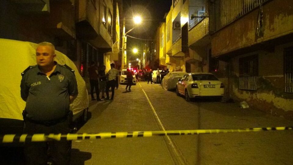 Oğulları tarafından bıçaklanan baba, çocuklarını silahla vurdu